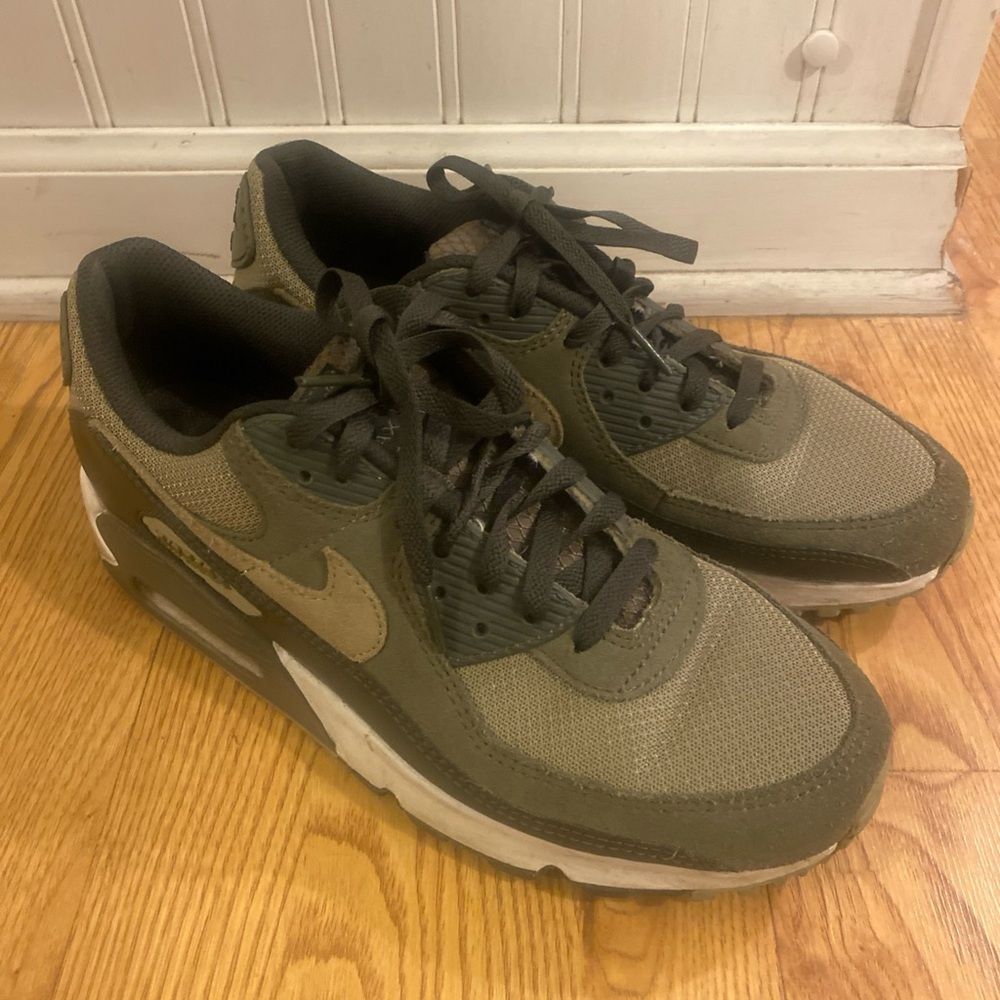 Women’s Nike Air Max 90 Olive sequioa size 9